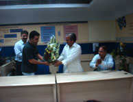 Sajjad giving flowers to Ravindra Patni, Mayor, Kanpur