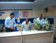 Dr Jahan Singh receiving flowers from Rishi Raj Cluster Head, HDFC
